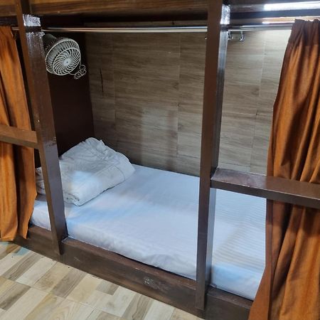 Unibed Dormitory Мумбаї Екстер'єр фото