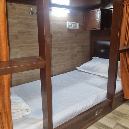 Unibed Dormitory Мумбаї Екстер'єр фото