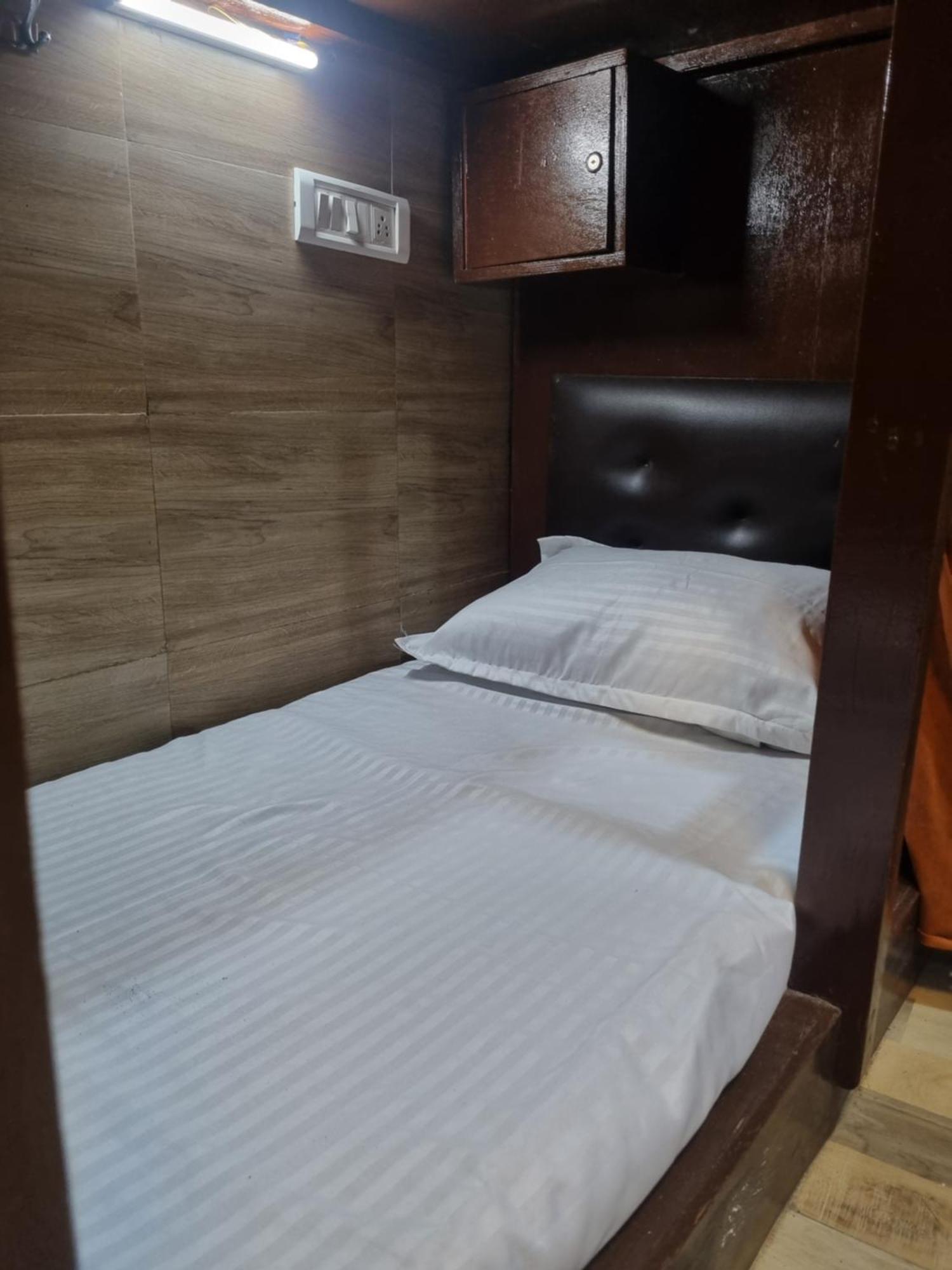 Unibed Dormitory Мумбаї Екстер'єр фото