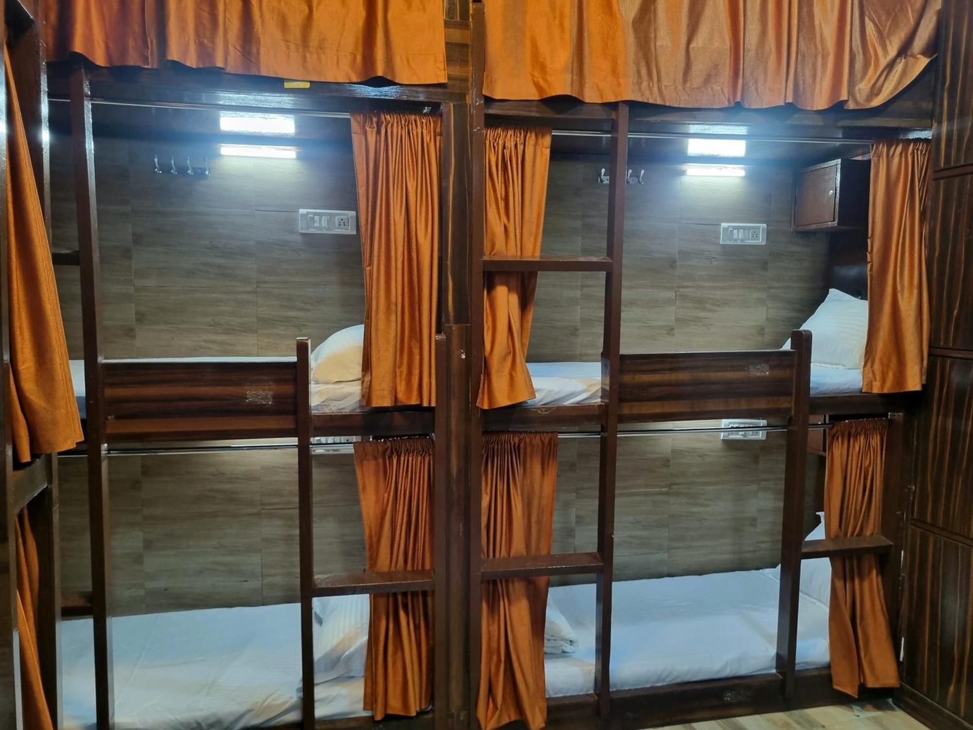Unibed Dormitory Мумбаї Екстер'єр фото