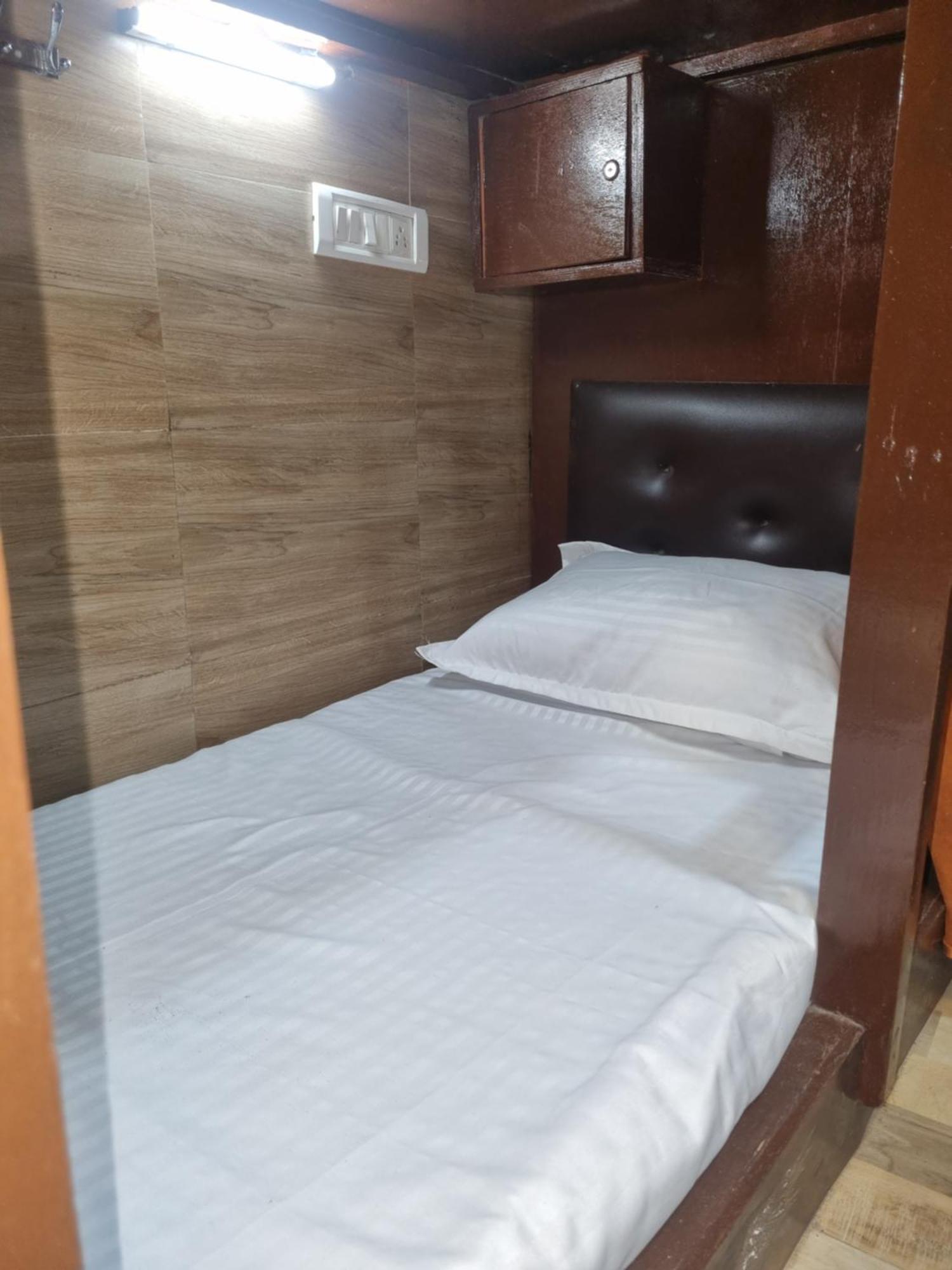 Unibed Dormitory Мумбаї Екстер'єр фото