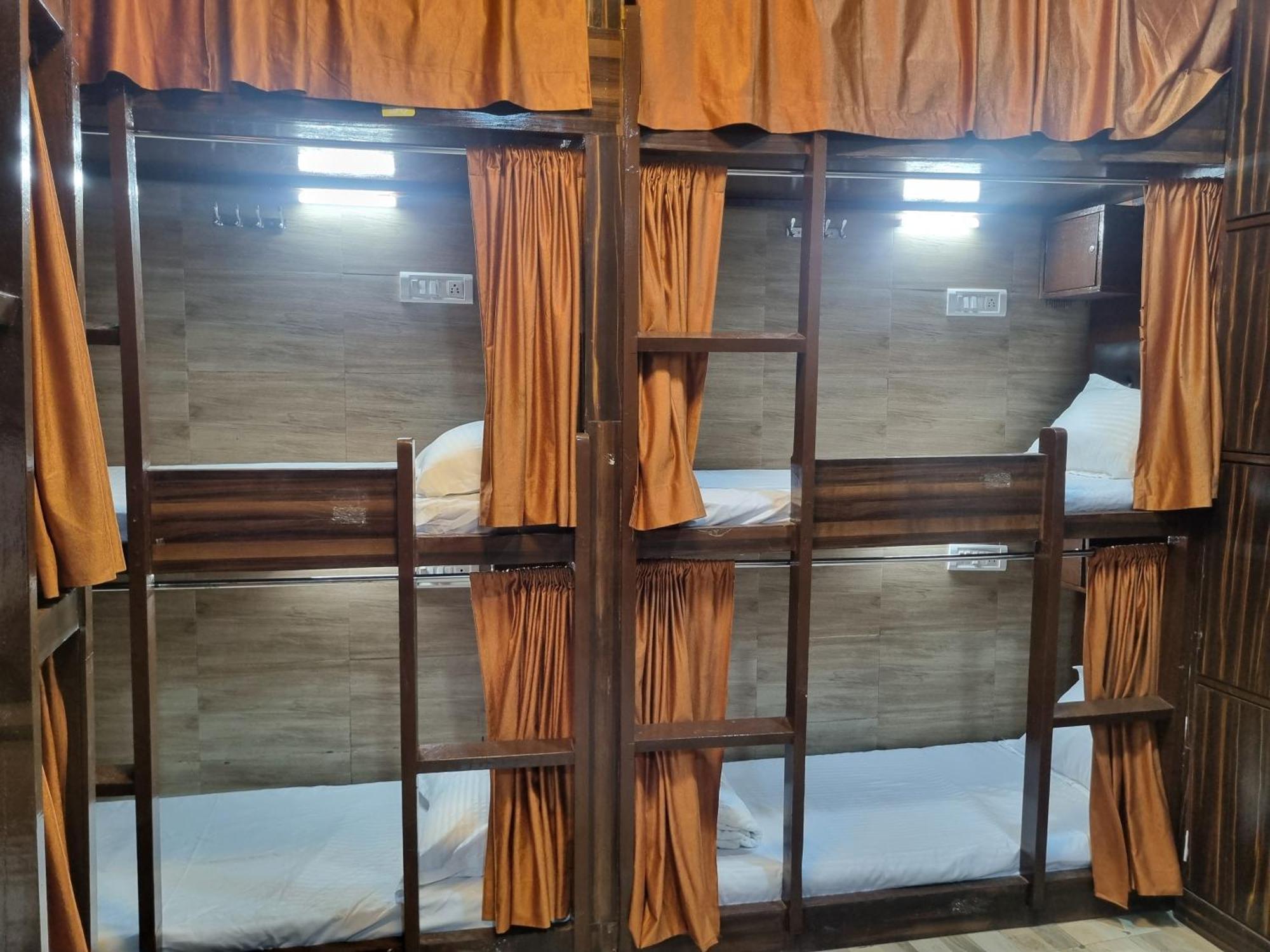 Unibed Dormitory Мумбаї Екстер'єр фото
