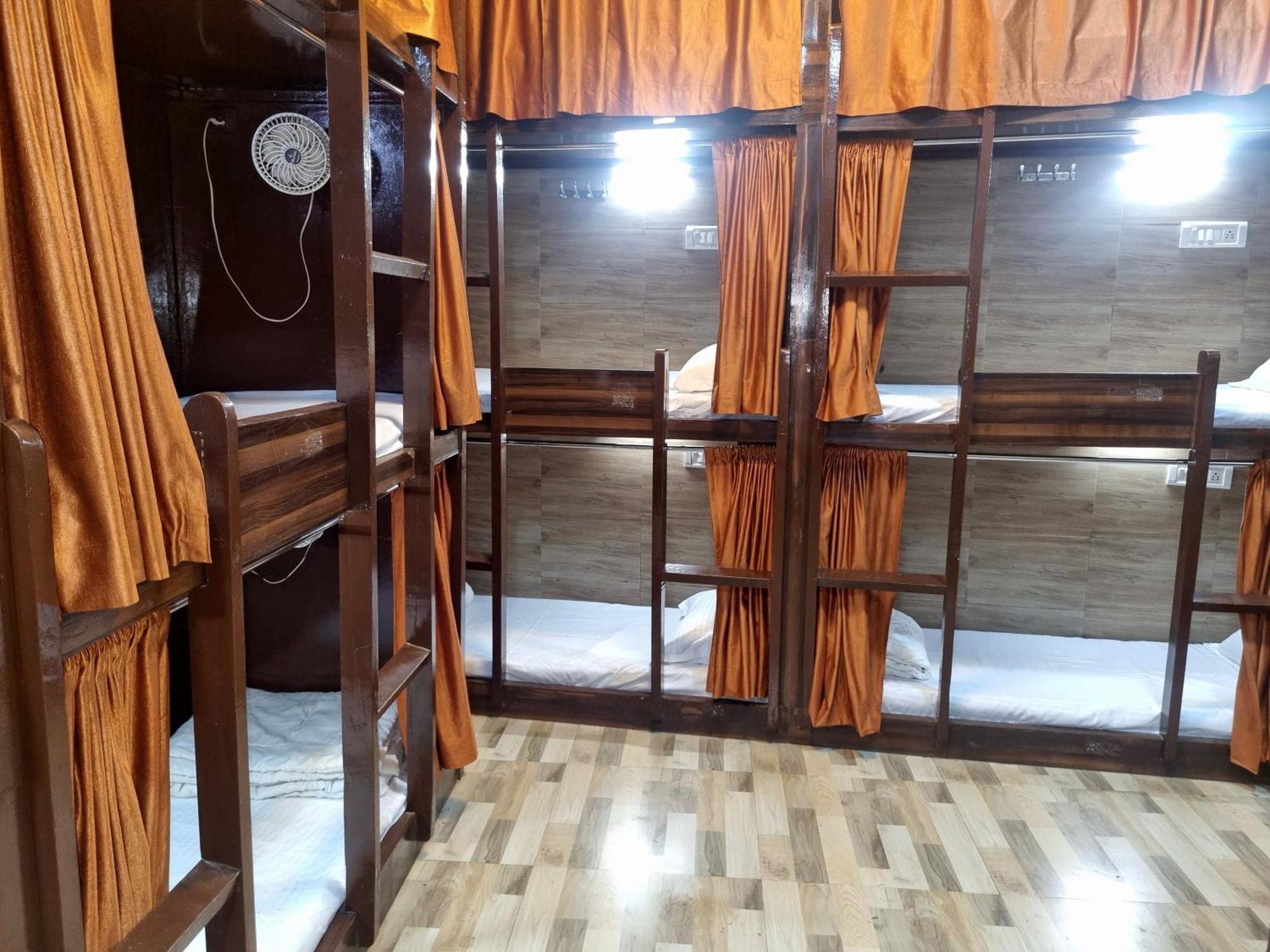 Unibed Dormitory Мумбаї Екстер'єр фото