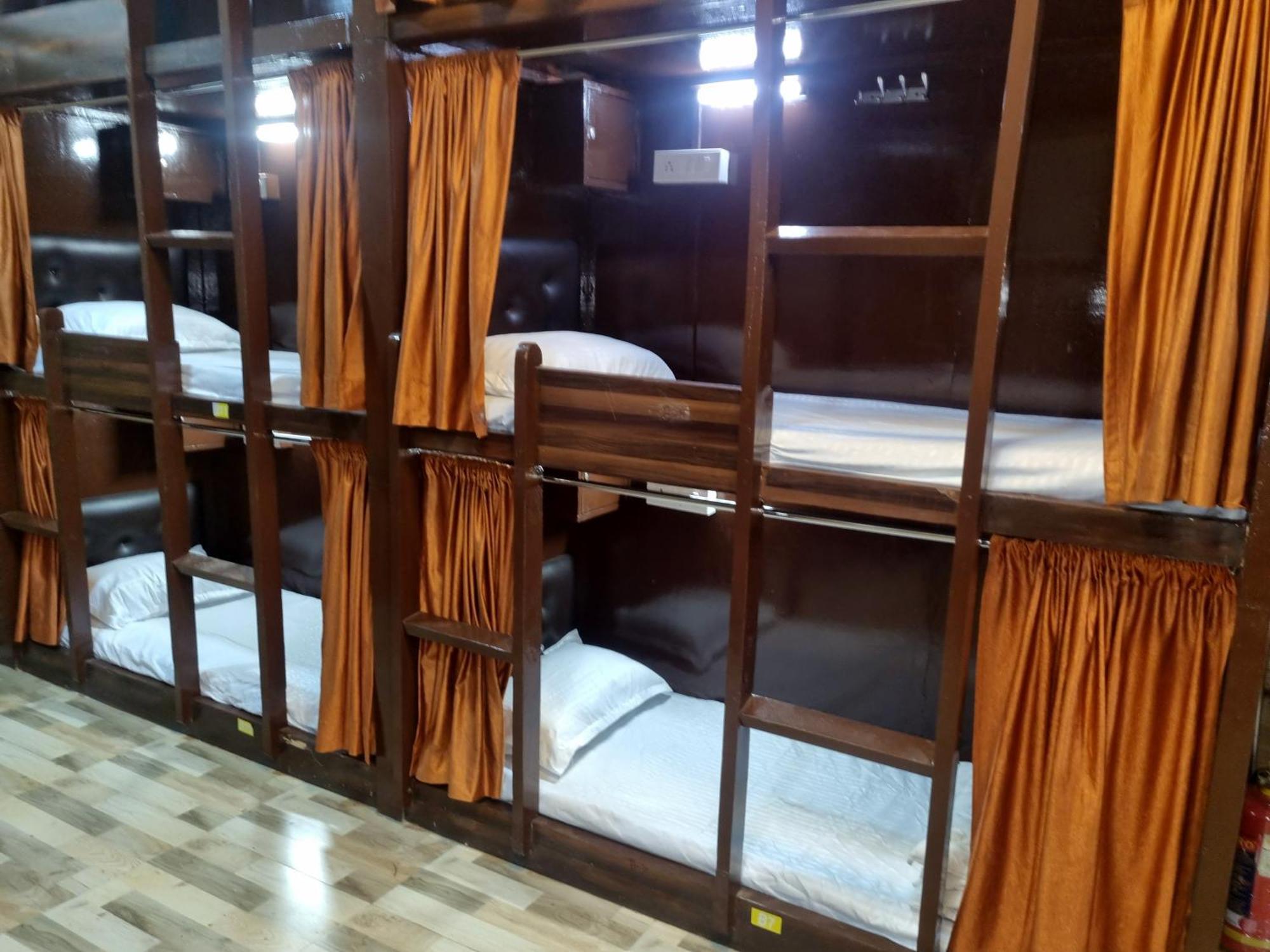 Unibed Dormitory Мумбаї Екстер'єр фото